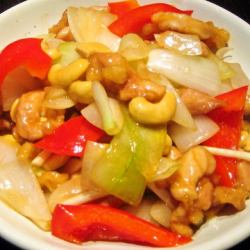 Gai Pad Met Mamuang (Stir-fried chicken with cashew nuts)