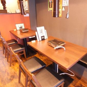 ゆったり空間のテーブル席。会社の同僚や女子会など、様々なシーンでご利用ください!!