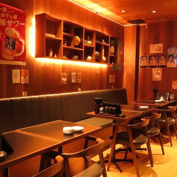 神田駅徒歩20秒◎おしゃれカフェのような空間が魅力の「さくら餃子酒場」は、カウンター・お座敷・ソファ席など多彩な席をご用意♪一歩足を踏み入れれば、異国情緒漂う癒しの空間が広がります。仕事帰りの一杯から、女子会・デート・ご宴会まで幅広くご利用可能◎ふらりと立ち寄れる、駅近の隠れ家居酒屋です♪