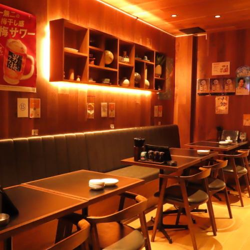 <p>神田駅徒歩20秒◎おしゃれカフェのような空間が魅力の「さくら餃子酒場」は、カウンター・お座敷・ソファ席など多彩な席をご用意♪一歩足を踏み入れれば、異国情緒漂う癒しの空間が広がります。仕事帰りの一杯から、女子会・デート・ご宴会まで幅広くご利用可能◎ふらりと立ち寄れる、駅近の隠れ家居酒屋です♪</p>