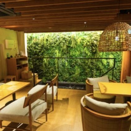 神田駅すぐ！カフェ風のオシャレ居酒屋で楽しくカンパイ♪日中韓の多彩な料理を提供★