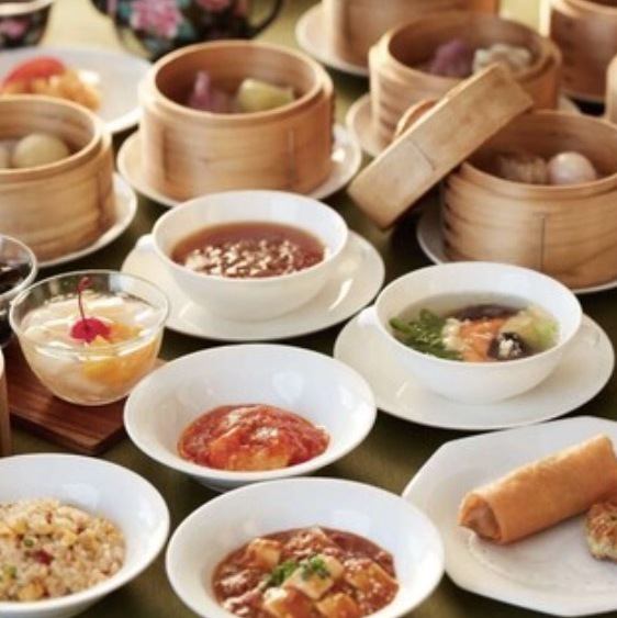 肉の旨みを閉じ込めた10種類以上のラインナップの餃子をご堪能ください。