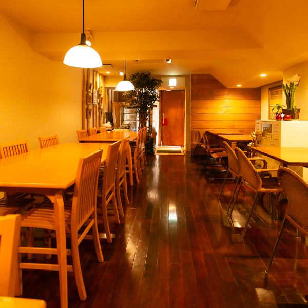 【貸切も承っています◎】当店では事前にご連絡いただければ、ディナータイムのみ20名から貸し切りのご利用が可能となっております！また立食スタイルであれば最大40名までご利用いただけます♪解放感のある店内で、ソファー席もご用意しているので、ゆったりとした時間を過ごせます◎ぜひ一度お問い合わせください！