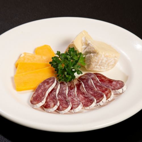サラミとチーズの盛り合わせ
