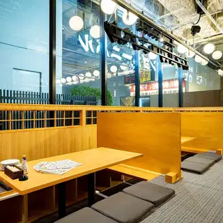 ゆったり寛げる掘りごたつ席をご用意。パーテーションで仕切ることもできるので、少人数のお食事から各種ご宴会まで幅広くご利用いただけます!