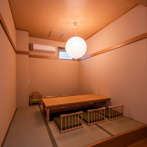 We have plenty of private rooms, perfect for small parties or get-togethers with close friends.There is one table seating and two tatami-mat seating rooms, so you can choose the one that best suits your occasion! The rooms are completely private, so you can relax without worrying about those around you.Please enjoy this special time with your loved ones to your heart's content.