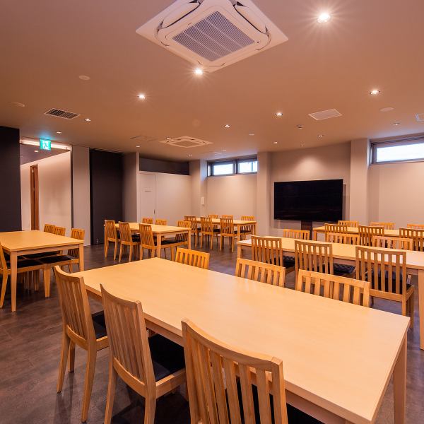 There is also a large hall, perfect for enjoying a lively time with friends or colleagues.There are six tables that can accommodate six people, so even large groups can enjoy a relaxing time. Large banquets of up to 36 people are also possible! Please relax in our spacious restaurant.