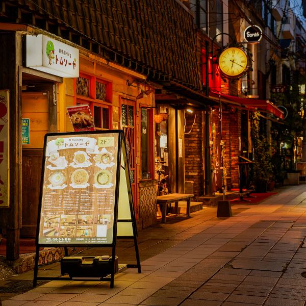 間接照明がやさしく照らす店内は、デートや女子会にも最適♪まるで都会の喧騒を忘れさせる、大人の隠れ家。落ち着いた雰囲気の中、美味しい料理とお酒をじっくり味わえる、癒しの時間を◎日常から少し離れた、特別な夜を演出します♪