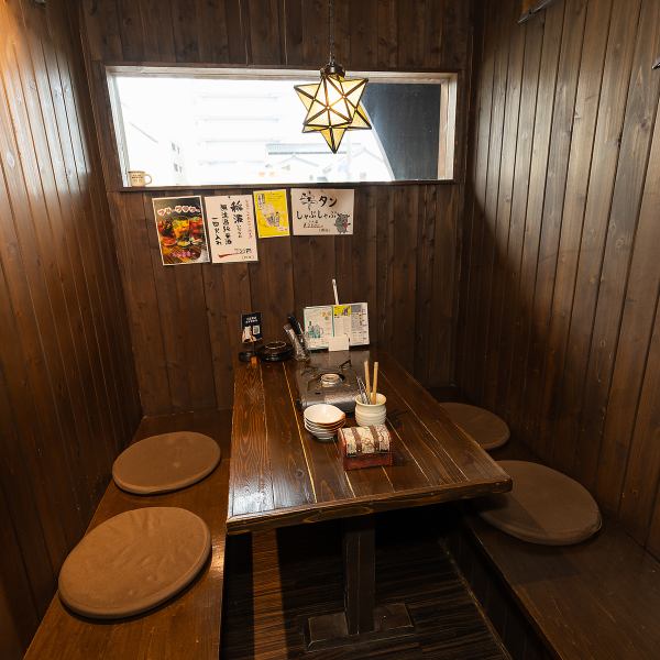 【《1階》プライベートなお食事が楽しめる半個室】1階の半個室は、~4名、~5名、~8名と様々な人数でご利用いただけます。周りを気にせずゆったりとお食事をお楽しみいただける半個室は、会食や仕事仲間との飲み会にも最適です◎