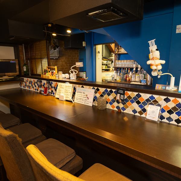 【《1階》お一人様やデートにもおすすめなカウンター席】お洒落な雰囲気漂うカウンター席は、お一人様でのご来店やデート利用にも人気のお席。テーブル席のように広めに作られた当店のカウンター席は、ゆったりと落ち着いてお過ごしいただけます。