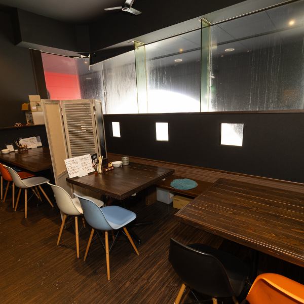 【《2階》ご宴会、飲み会にぴったりなテーブル席】天井の吹き抜けが開放感のある2階のお席は、少人数~団体様まで人数に合わせてご利用いただけるテーブル席を完備。フロアを貸切にして、周りを気にせずご宴会!そんなご利用も可能です♪