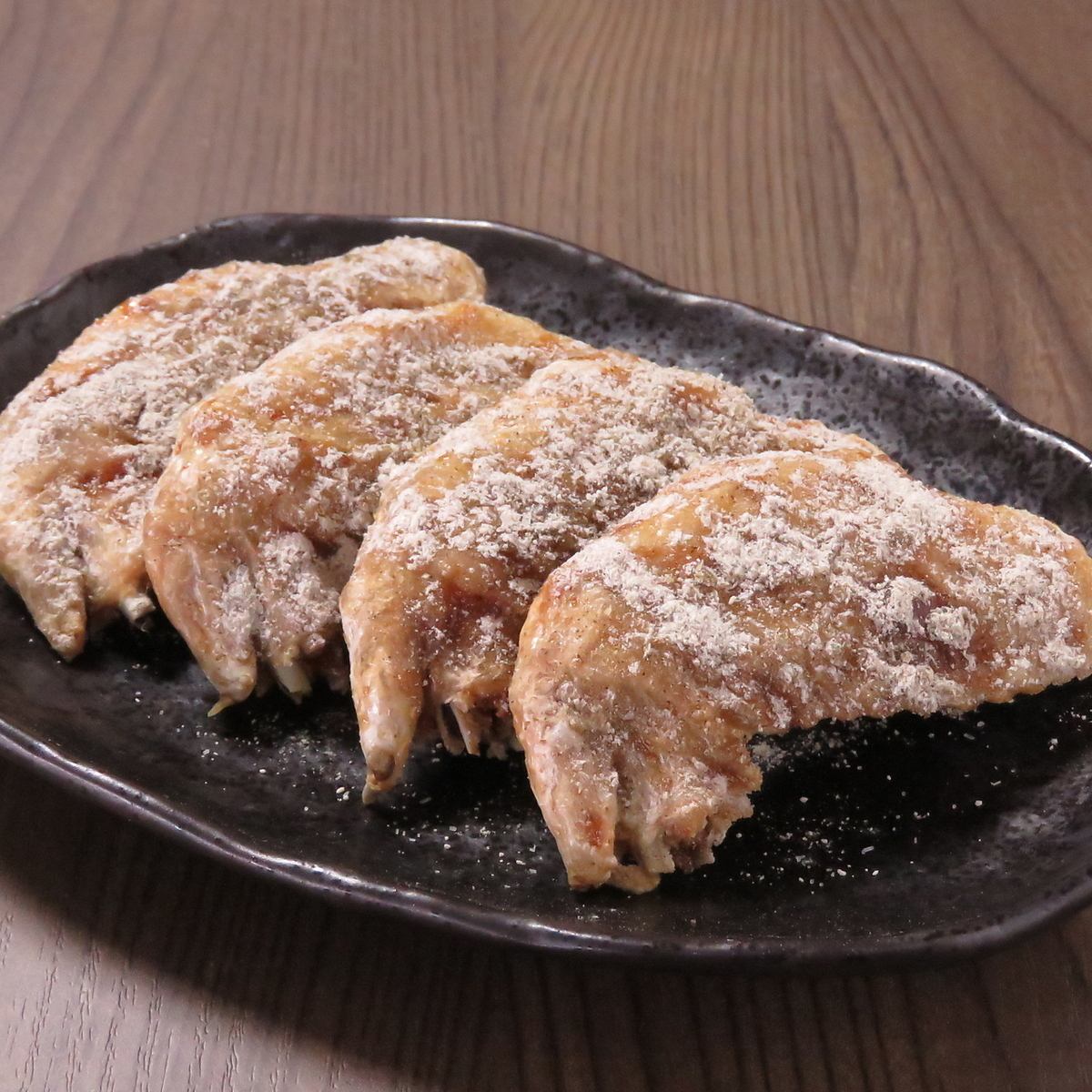 駅からすぐ!仕事帰りにスパイシーな手羽とお酒をご堪能あれ!