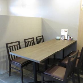 6名席が3席あります。温かみのある内装が宴の席を優しく彩ります。駅からも近く集合に便利な好立地ですので、友人との飲み会や小規模な職場のお集まりなど、様々なシーンでゆったりとお寛ぎください。