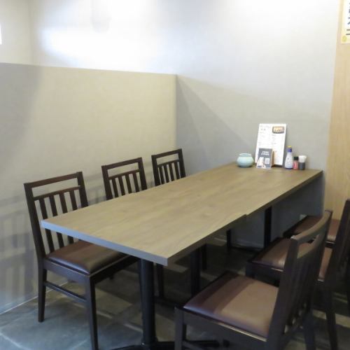 6名席が3席あります。温かみのある内装が宴の席を優しく彩ります。駅からも近く集合に便利な好立地ですので、友人との飲み会や小規模な職場のお集まりなど、様々なシーンでゆったりとお寛ぎください。