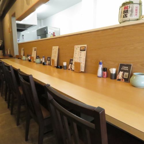 お仕事帰りの一杯や自分へのご褒美タイムに最適なカウンター席を8席ご用意しております。何気ない会話を楽しんだり、静かにお酒を嗜んだりと、自由なスタイルで過ごせるのが魅力です。お一人様でのご来店も大歓迎ですので、普段使いの行きつけとして、白子の夜をゆったりとお過ごしください。