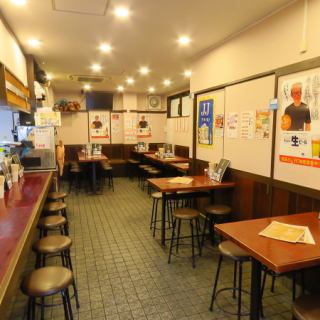 【テーブル席・2人掛け×3卓】少人数でのご来店にちょうど良いお席もご用意しております。居酒屋デートやご夫婦でのお食事、親しい友人とのサシ飲みなどのご利用にぴったりです★
