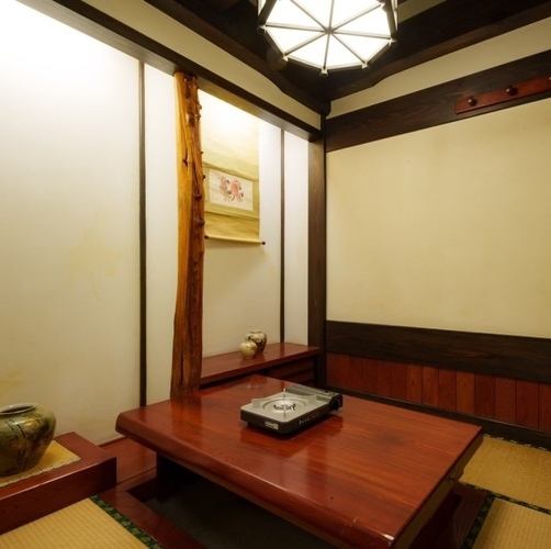 少人数でも個室完備しております。堀こたつ席もありゆったりとした時間をお過ごしいただけます。接待や記念日など大切な日にご利用いただけます。