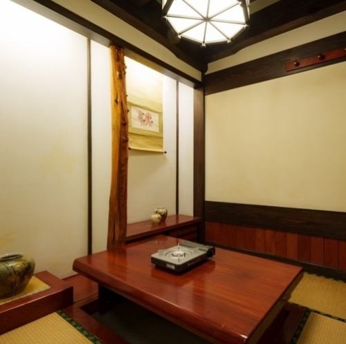 <p>少人数でも個室完備しております。堀こたつ席もありゆったりとした時間をお過ごしいただけます。接待や記念日など大切な日にご利用いただけます。</p>