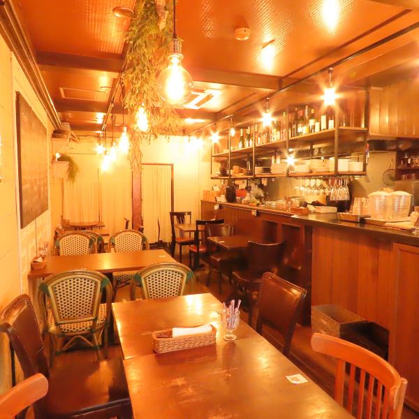 店内は暖色系のライトに照らされて、お洒落ながらもリラックスできるナチュラルなテイストで統一されています。広々とした開放感もありますので、ごゆっくりお寛ぎください♪グループでのお食事から、お一人様での息抜きまで大歓迎！シーン・目的を問わず利用しやすく、普段使いはもちろん特別な日にもぴったりなお店です★
