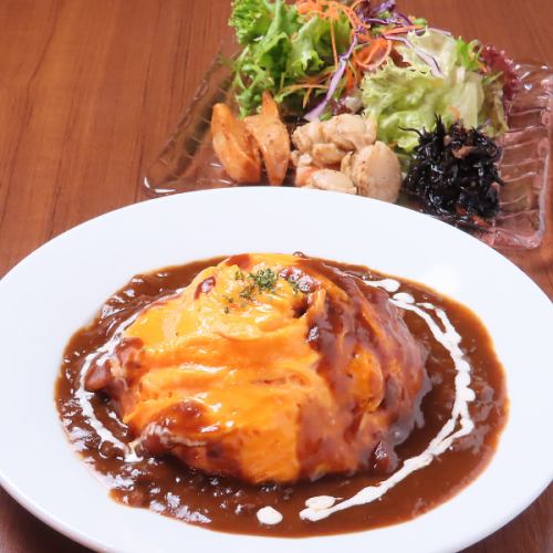 <p>【カフェコンコンブル】で優雅でお洒落なランチタイムを楽しもう！ご注文は11時～15時まで受け付けています。ランチタイムにはゆとりがございますので、遅めのお昼ごはんになっても大丈夫◎「名物デミオムライス」をはじめ、ランチメニューは味も見た目も華やかなおすすめ料理が目白押しです♪</p>