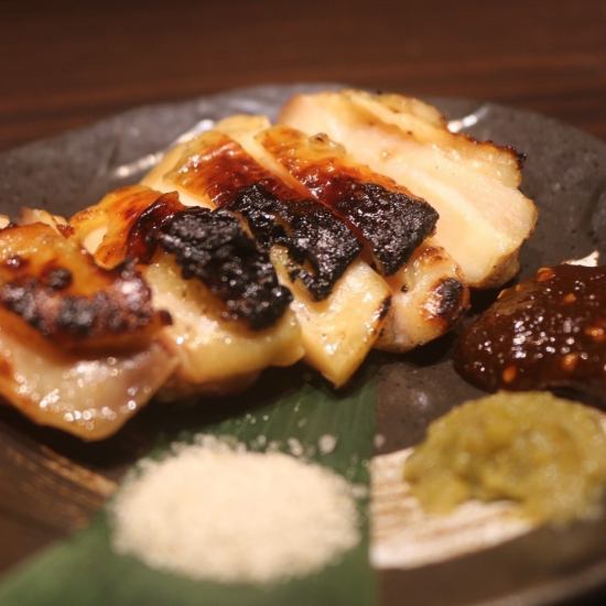 A restaurant that prides itself on charcoal-grilled yakitori, as well as dishes made with Kirishima free-range chicken from Miyazaki Prefecture!