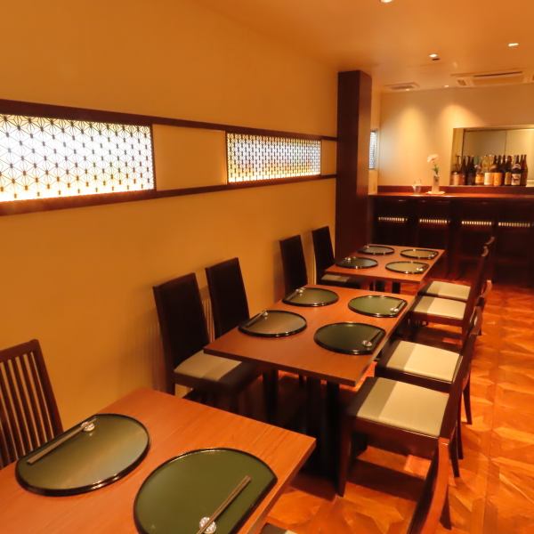 店内は清潔感に溢れ、ゆったりとくつろげる居心地の良さが自慢です◎カウンター席もご用意していますので、お一人様でも気兼ねなくお過ごしいただけます。静かに流れる時間の中で、日本酒や自慢の逸品を心ゆくまでお楽しみください。