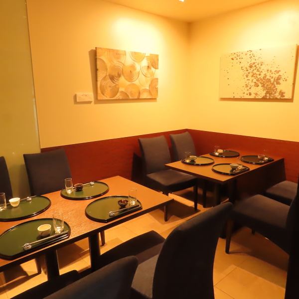 カウンター席やテーブル席の他に、プライベート感重視の完全個室も完備しております。個室は、周囲を気にせずゆっくりと食事を楽しみたい方や、ビジネスの接待、大切な記念日など、特別なシーンに最適◎コースも充実しておりますので、ご利用ください。