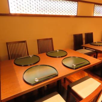 【落ち着いた配色のテーブル席】落ち着いた雰囲気の中で、お食事をゆっくりとお楽しみいただける4名様席のテーブル席です。少人数からグループまで、幅広い人数に対応しております。