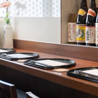 【お一人様もくつろげるカウンター4席】全4席となっており、お一人様でも気兼ねなくお食事をお楽しみいただけます◎おすすめの日本酒やお料理をゆったりとご堪能ください。五感で味わう至福の体験をご提供いたします！