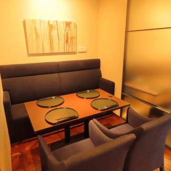 【ゆったり楽しむソファ席】落ち着いた雰囲気の中で、快適にお食事を楽しめるテーブル席をご用意しています。大切な人との会話や、楽しいひとときを心ゆくまでお過ごしください。
