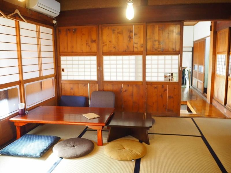【榻榻米 榻榻米房間的座位】 是大約50年前建造的溫馨的老民居咖啡廳。也有榻榻米席，可以一邊感受日本的味道一邊享用美食。我們的餐廳也歡迎兒童光臨。
