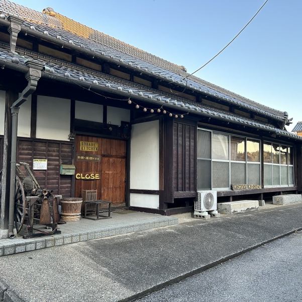 築約50年の平屋を、店主自ら改装しました！都会の喧騒から離れ、田舎に来たかのような、静かでゆったりと落ち着ける空間となっています。どこか懐かしさを感じられる店内は、味わい深い畳部屋となっており、テーブル席と座敷をご用意しております。