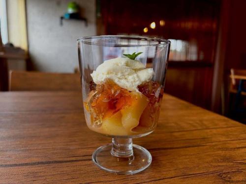 【クリスマスのお知らせ】
当店、12月の店内は比較的落ち着いています。クリスマスはもっと落ち着いています。ゆっくりしたい方はどうぞコハレキッチンにお越しください。
当店、飾りも音楽もメニューもクリスマス感無しです。世間ではキラキラわくわく楽しいクリスマスですがいつもの日常を味わいたい方はコハレキッチンにお越しください。
当店、クリスマスが嫌いなわけでも苦手なわけでもありません。準備が面倒くさいわけでもありません。12月に入った途端、店主は仕込み中クリスマスソングの鼻歌ばかりです。しかし世の中にはこんなカフェがあってもいいのではないかとあえて通常営業のコハレキッチンなのです。
といったわけで脱クリスマスの方もそうではない方も24日25日のランチはコハレキッチンへどうぞお越しくださいませ😊
写真は☆ブリーアイスと信州りんごのコンポートです。フランスのブリー地方で生まれた白カビタイプのチーズを使ったアイスにさっぱりりんごのコンポート、紅茶のクラッシュゼリーがよく合います。こちらはアイスが無くなり次第終了とさせていただきますのでお早めにご来店ください。
12月28日は久しぶりの日曜営業(予約残りわずか)です。
年末年始は12月30日〜1月4日までお休みいただきます。
それではみなさま素敵なクリスマスを🎄🤶🧑🎄🎅🏿🪅
千葉県柏市布施1486
古民家カフェ コハレキッチン
☎︎0471905736
#古民家カフェ #コハレキッチン #柏 #柏カフェ #千葉カフェ #古民家カフェ巡り#千葉県カフェ #北柏カフェ #ローストビーフ #クリスマス #ブリーチーズ #ブリーアイス #信州りんご