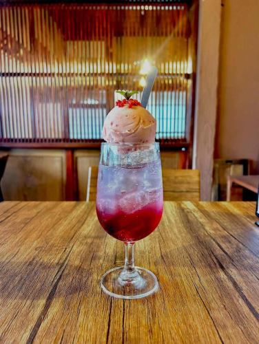 [Strawberry Cream Soda]

Starting today, January 7th (Wednesday)
☆The contents are a whimsical Ajisai Kohare Gozen meal
☆Strawberry cream soda
Added to the menu 😊

The photo this time shows Tochiotome strawberry syrup, strawberry sorbet, and a topping of crispy frozen strawberries! This offer will end once the ingredients run out.

This week we're starting off with a relaxed seating schedule, so if you're looking for a relaxing and leisurely time, come visit Kohare Kitchen!

We are pleased to say that we have a lot of bookings for next week.We welcome reservations via the internet or by phone.

Old-style Cafe Kohare Kitchen
1486 Fuse, Kashiwa City, Chiba Prefecture
☎︎0471905736

#OldFashionCafe #KohareKitchen #Kashiwa #KashiwaCafe #ChibaCafe #OldFashionCafeTour #CreamSoda #CreamSodaLovers #FriedChicken #SetMeal #KashiwaLunch #KashiwaLunchTour #KashiwaLunchGourmet