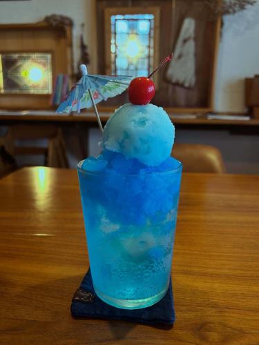 【青のクリームソーダ】

当店人気の青のクリームソーダが
進化した『爽快パッションブルーのクリームソーダ』です。

パッションフルーツ味の青い氷、しゅわしゅわ炭酸入りの青いアイス、ラムネ風味のソーダ水。

青！青！！青！！！のクリームソーダです🍹

明日5/20（水）もお席残り僅かとなっております。
本日5/19(火)も朝まで残り僅かの状態から開店までにお待ちのお客様が出るほどでしたので早めのご予約をオススメします。

もちろん今日もゼニアオイのお花摘みましたよ🌸朝にはたくさんの花を咲かせてくれていました🌸🌸🌸
早く素敵なティータイムしたいですね😊☕️

古民家カフェ　コハレキッチン
千葉県柏市布施1486
☎︎0471905736

#古民家カフェ　#コハレキッチン　#クリームソーダ #クリームソーダ好きな人と繋がりたい #クリームソーダ好き