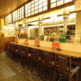 【お1人様歓迎】カウンター席もございます！《ホルモン3種盛り　600円(税抜)》と合わせて軽く一杯！お1人で飲みたい方や少人数でホルモン焼肉を楽しみたい方にオススメ♪気さくな店主とお話ししながらお食事を楽しむのもおすすめです！