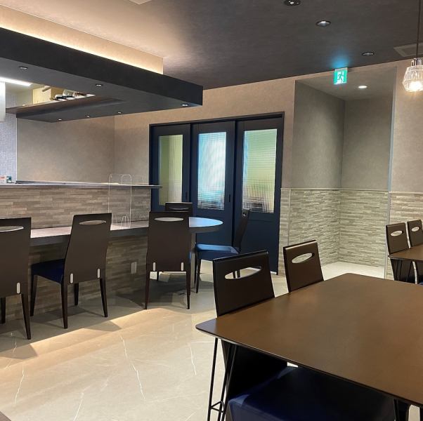 Table seats that are perfect for various occasions such as girls-only gatherings, drinking parties with friends and business associates.There is also a pace with the next seat, so you can enjoy a spacious and relaxing meal ◎