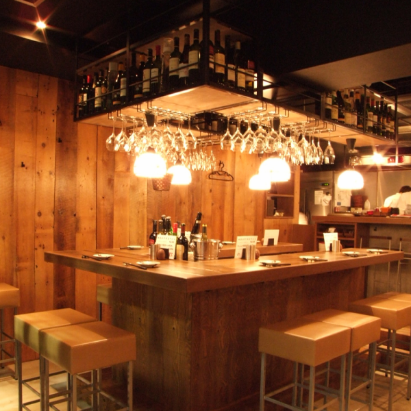 【Izakaya bar】 1F seats featuring U-shaped counter seats are 30 seats in total with table fare in style with balanced wine bottles arranged side by side ★ From 2 people to 5 guests from one person ♪ It is an attractive atmosphere at home like such that customers on the counter seat get along well with each other ☆