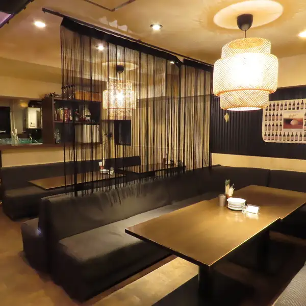 [Izakaya Bar] The 1st floor features a distinctive U-shaped counter and a stylish bar-like atmosphere with rows of wine bottles. There are a total of 30 seats including table seating. It's the perfect space for solo diners or groups of 2-5 people. The friendly, homey atmosphere makes it easy for customers at the counter to strike up conversations!