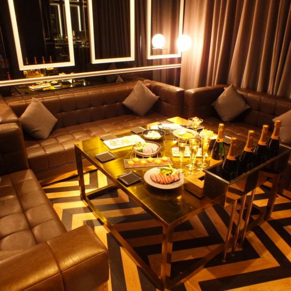 [Complete private room] The 2nd floor is fully equipped with a complete private room that is perfect for girls-only gatherings, birthday parties, and joint parties. ★ Seats for 4 to 10 people are possible. ◎ One table is surrounded by a luxurious sofa.Please spend a wonderful time in a fashionable space.Also for Instagram ◎