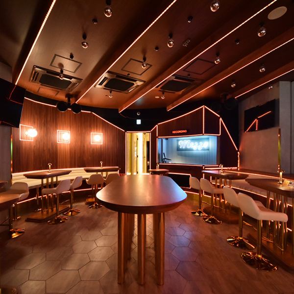 [1st floor] We offer open terrace seating based on the ``WOODY & GOLD'' theme on the 1st floor, as well as a casual standing-style counter.The ceiling section equipped with LED lighting changes its appearance depending on the time of day.Can be reserved for 20 to 60 people!