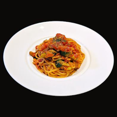 雪蟹、蘑菇和青花菜義大利麵配番茄醬