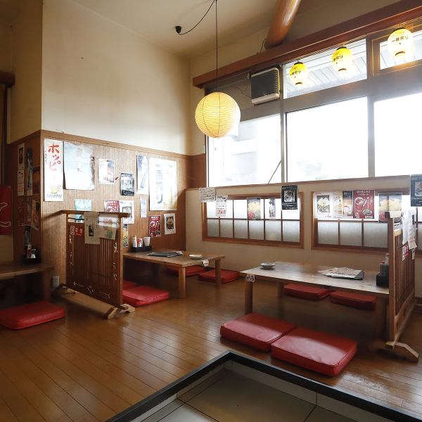 店内は広々とした雰囲気で、誰もがくつろげる空間が広がります。個室はゆったりとお食事を御愉しみ頂くため、お座敷席をご用意しております。最大8名様までご利用可能！会社宴会や同窓会、接待などにも最適です。ゆったりとした空間で、大切な方とのお食事や、ご家族のお祝い事など、様々なシーンでご活用いただけます。