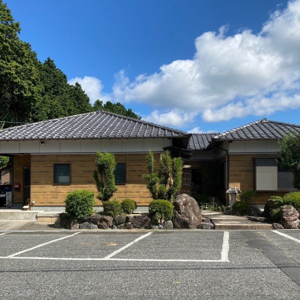 [Plenty of parking lots available!] Our restaurant is located on a large site, and there are plenty of parking lots. It's a restaurant that's easy to visit with your family and friends! We're open for lunch and dinner. Please feel free to come by♪
