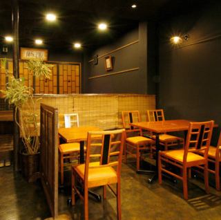 レイアウトフリーなテーブル席は20席ご用意。様々な人数・グループにも対応いたします。
