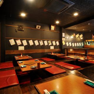 店内の一番奥には、靴を脱いでゆっくりくつろげる掘りごたつのお席がございます。