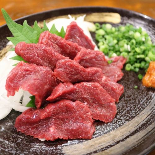 Enjoy horse sashimi that can only be eaten here ♪