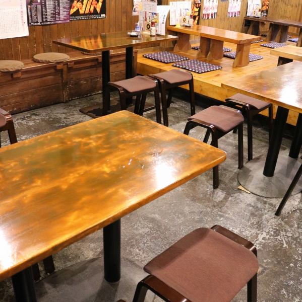 It is a table seat in the center of the shop! Let's gather together and have a toast!