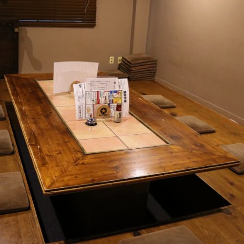 The hori-kotatsu private room accommodates 4 to 12 people.