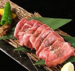 熟成牛タンの陶板焼き